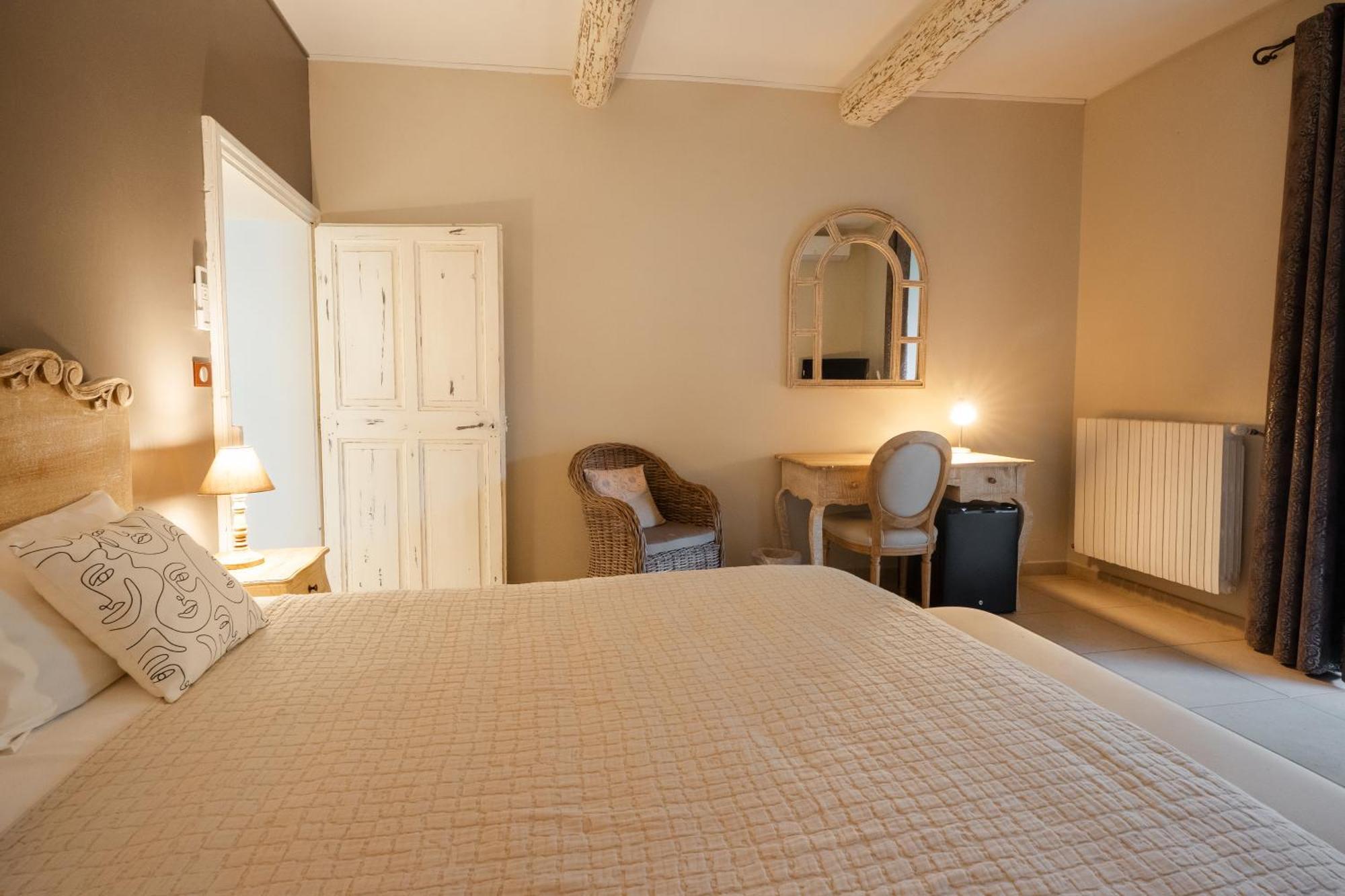 La Belle Vie Hotel Saint-Hilaire-dʼOzilhan Esterno foto